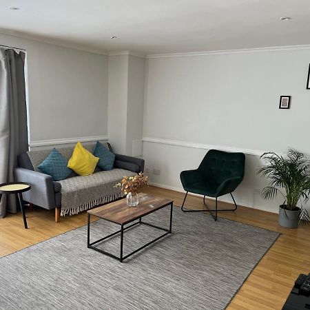 Lovely 2 Bedroom Apartment With Parking Space Londen Buitenkant foto