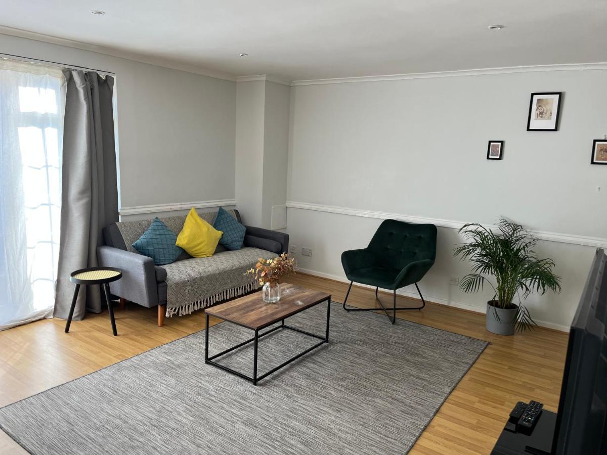 Lovely 2 Bedroom Apartment With Parking Space Londen Buitenkant foto